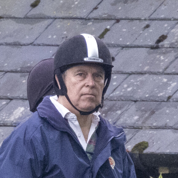 Le prince Andrew, duc d'York, se promène à cheval de bon matin à Windsor, le 28 juin 2021. 