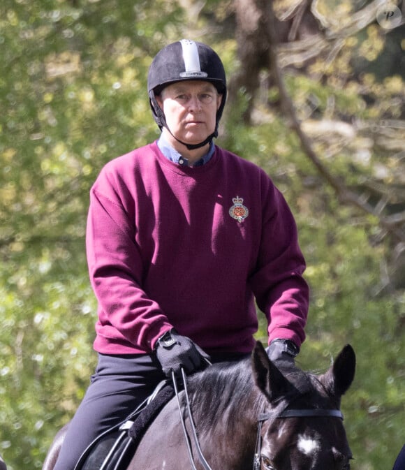 Le prince Andrew, duc d'York, s'est rendu aujourd'hui au château de Windsor pour faire une promenade à cheval avec deux palefreniers, au Royaume Uni, le 7 mai 2021.