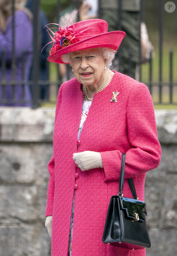 La reine Elisabeth II d'Angleterre lors d'une inspection des troupes de Balaklava Company, 5ème Bataillon du Régiment Royal d'Écosse à Balmoral, Royaume Uni