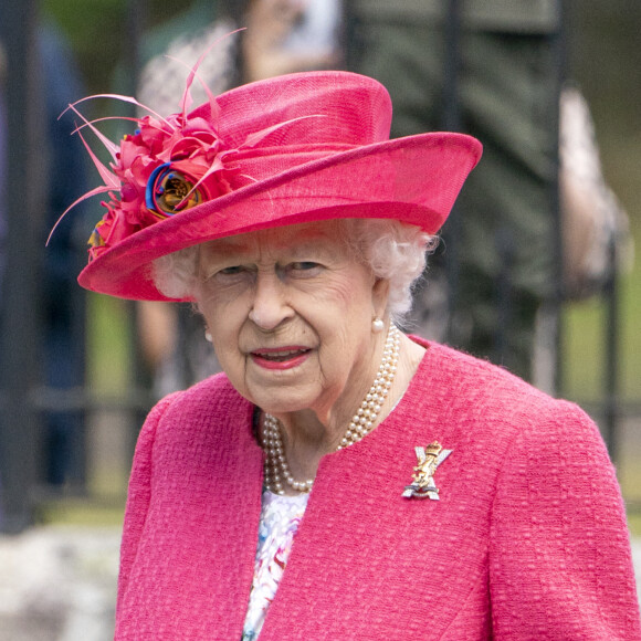 La reine Elisabeth II d'Angleterre lors d'une inspection des troupes de Balaklava Company, 5ème Bataillon du Régiment Royal d'Écosse à Balmoral, Royaume Uni