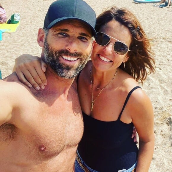 Faustine Bollaert en vacances avec son frère au soleil. Photo partagée sur Instagram.