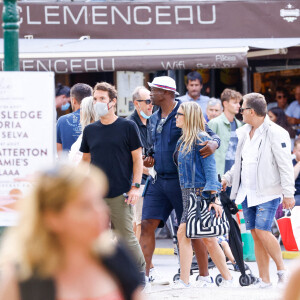 Le chanteur anglais Seal et sa nouvelle compagne, son ancienne assistante Laura Strayer, se baladent dans les rues de Saint-Tropez, Côte d'Azur, France, le 4 août 2021.