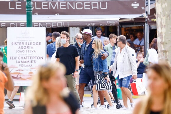 Le chanteur anglais Seal et sa nouvelle compagne, son ancienne assistante Laura Strayer, se baladent dans les rues de Saint-Tropez, Côte d'Azur, France, le 4 août 2021.
