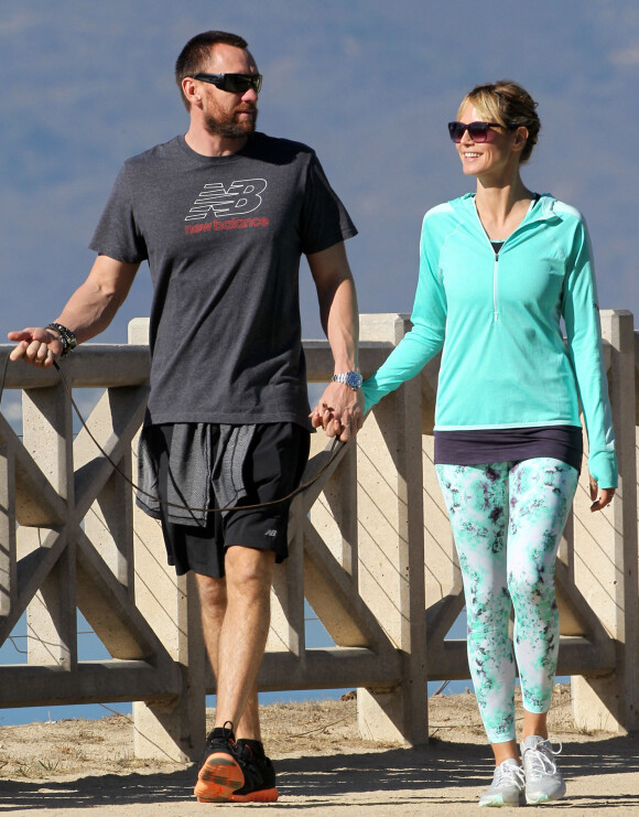 Exclusif - Heidi Klum et son petit ami Martin Kristen se promenent en amoureux avec leur chien a Santa Monica Los Angeles, le 28 decembre 2013