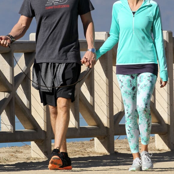 Exclusif - Heidi Klum et son petit ami Martin Kristen se promenent en amoureux avec leur chien a Santa Monica Los Angeles, le 28 decembre 2013