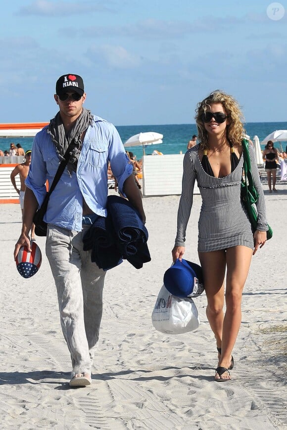 AnnaLynne McCord et son chéri Kellan Lutz sur une plage à Miami, le 4 janvier 2009