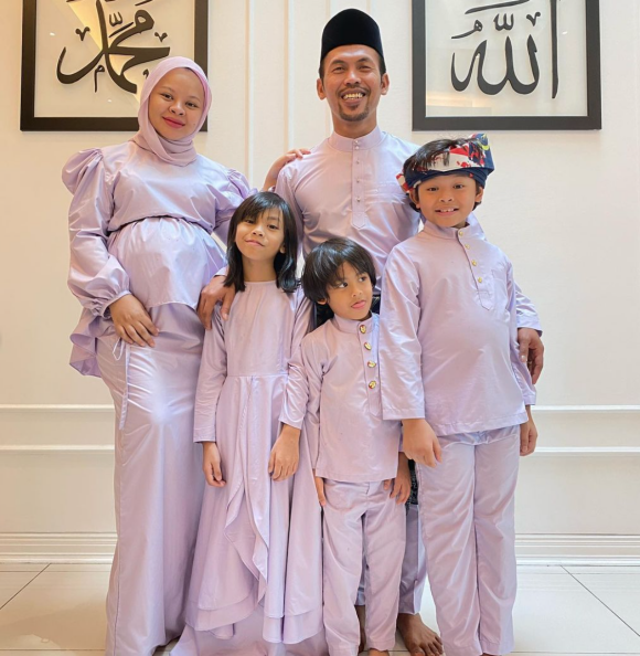 Siti Sarah Raissudin, son mari Shuib Sepahtu et leurs trois enfants. Juillet 2021.
