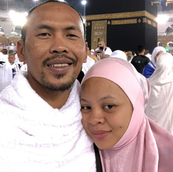 Siti Sarah Raissudin et son mari Shuib Sepahtu à La Mecque. Photo publiée en août 2021.