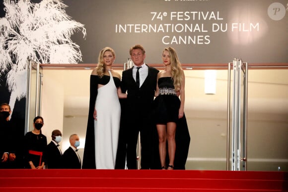 Katheryn Winnick, Sean Penn et Dylan Penn à la montée des marches du film "Flag Day" lors du 74ème Festival International du Film de Cannes. Le 10 juillet 2021 © Borde-Jacovides-Moreau / Bestimage