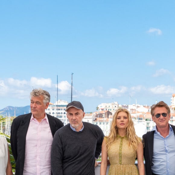 Danny Moder, Jennifer Vogel, Joseph Vitarelli, Fernando Sulichin, Katheryn Winnick, Sean Penn, Dylan Penn, Beckam Crawford, Jadyn Rylee et Wiliam Horberg au photocall du film "Flag Day" lors du 74ème festival international du film de Cannes le 11 juillet 2021 © Borde / Jacovides / Moreau / Bestimage