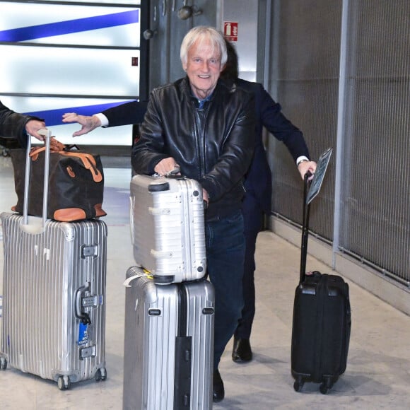 Exclusif - Dave et son mari Patrick Loiseau arrivent à l'aéroport de CDG à Paris le 25 février 2020. 