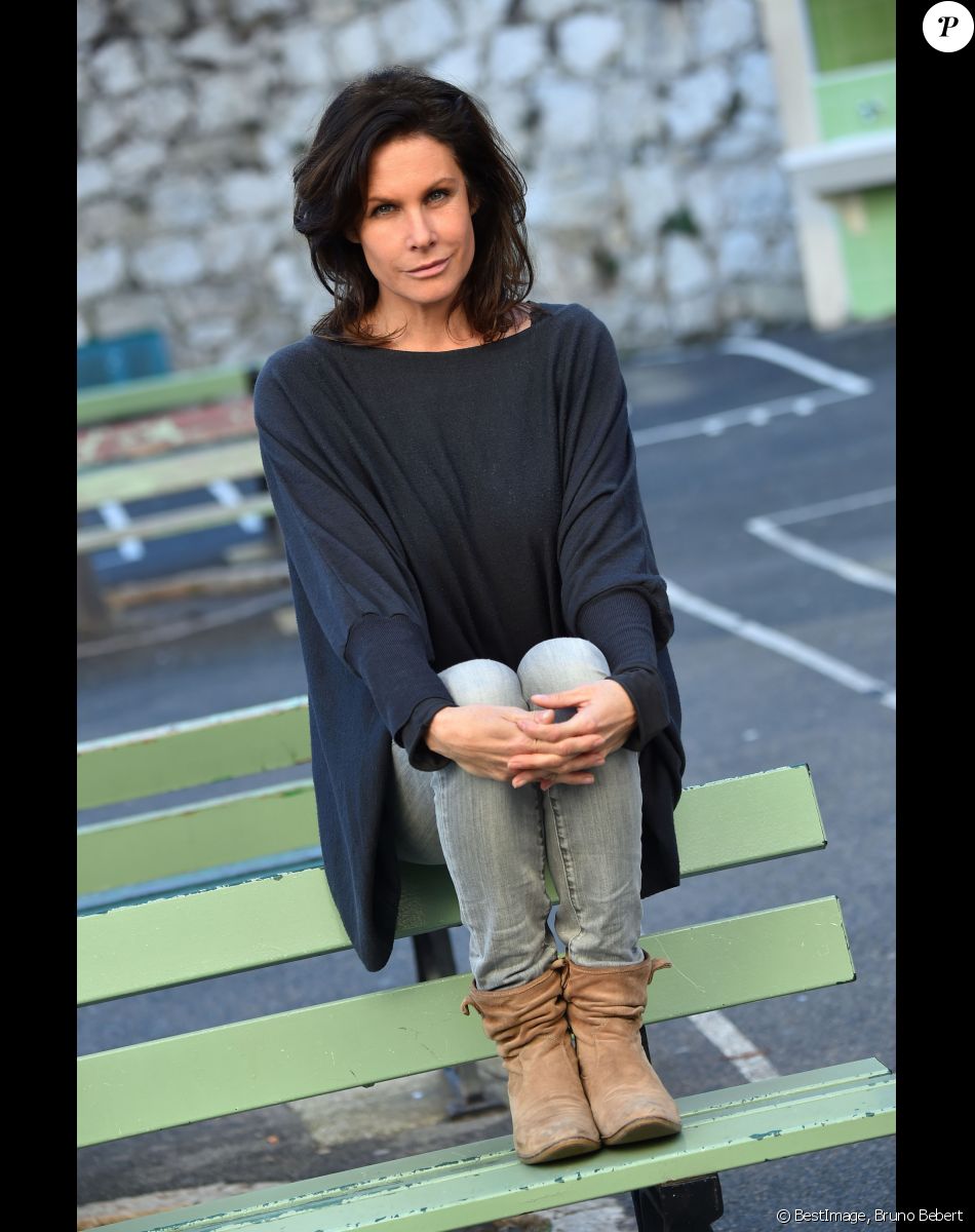 Astrid Veillon participe à la campagne "Lecture pour tous" au collège Ségurane à Nice le 6 février 2017. © Bruno Bebert / Bestimage