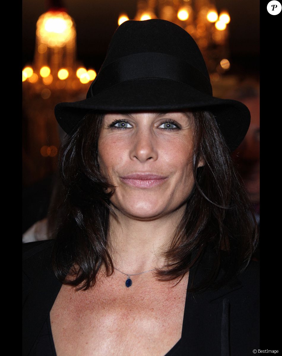 Astrid Veillon lors du dîner caritatif au profit de l'association "Soleil d'Enfance" au Fouquet's à Paris, le 29 novembre 2011.