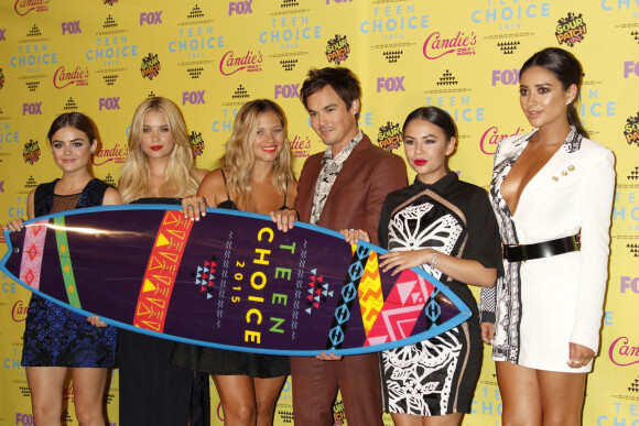 Lucy Hale, Ashley Benson, Vanessa Ray, Ian Harding, Janel Parrish, Shay Mitchell posant dans la salle de presse aux Teen Choice Awards 2015 à Los Angeles, le 16 août 2015.