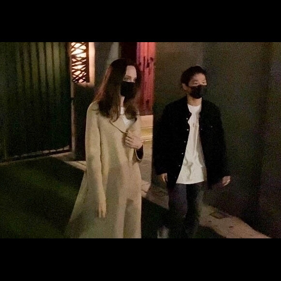 Exclusif - Angelina Jolie est allée diner avec son fils Pax au restaurant Nobu dans le quartier de Malibu à Los Angeles, le 12 août 2021.