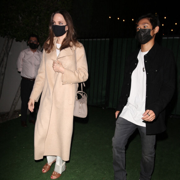 Exclusif - Angelina Jolie est allée diner avec son fils Pax au restaurant Nobu dans le quartier de Malibu à Los Angeles, le 12 août 2021.