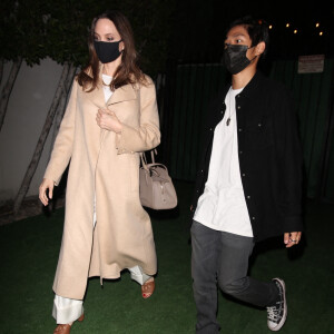 Exclusif - Angelina Jolie est allée diner avec son fils Pax au restaurant Nobu dans le quartier de Malibu à Los Angeles, le 12 août 2021.