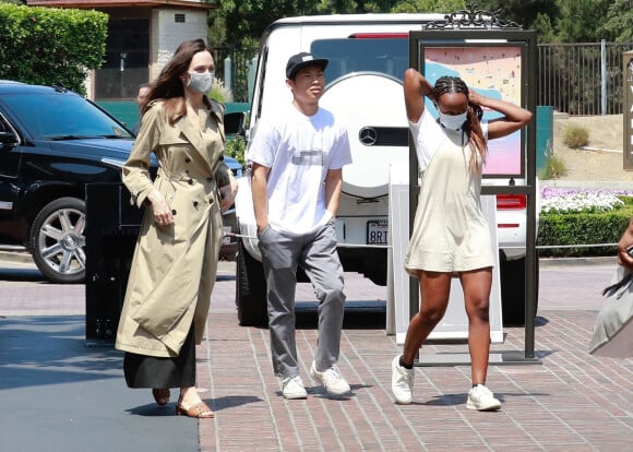 Exclusif - Angelina Jolie est allée faire du shopping avec Zahara et Pax au Nordstrom dans le quartier de The Grove à Los Angeles, le 13 juillet 2021.