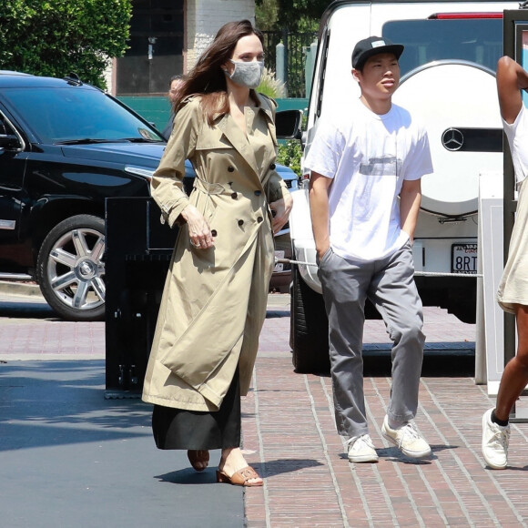 Exclusif - Angelina Jolie est allée faire du shopping avec Zahara et Pax au Nordstrom dans le quartier de The Grove à Los Angeles, le 13 juillet 2021.