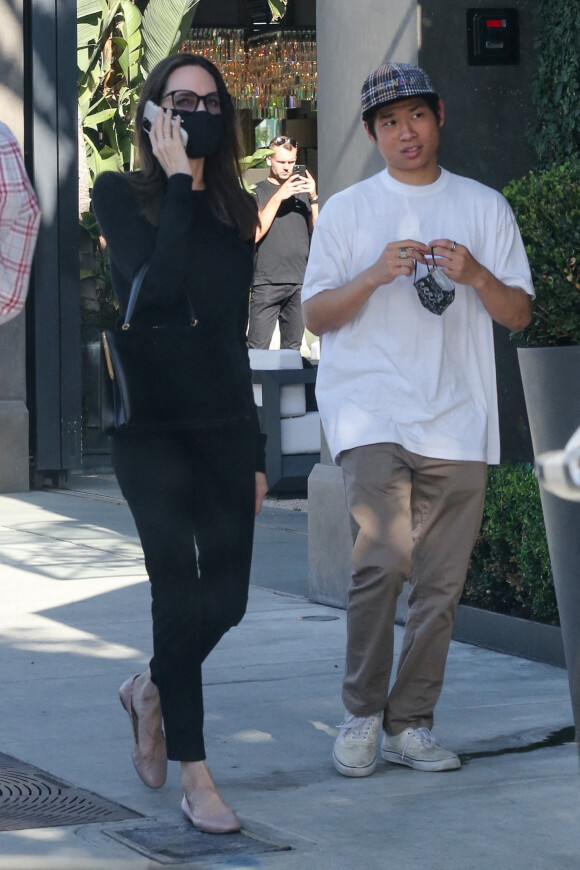 Exclusif - Angelina Jolie et son fils Pax font du shopping chez "Knoll Home Design" à Los Angeles, le 3 juillet 2021.