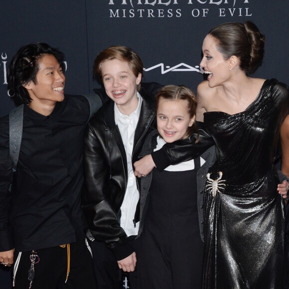 Angelina Jolie a profité d'une nouvelle soirée détente avec un de ses enfants, Pax (tout à gauche).