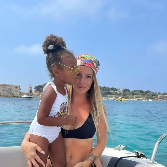 Emilie Fiorelli en pleine mer avec sa fille Louna, juillet 2021