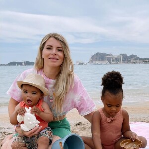 Emilie Fiorelli et ses enfants à la plage, mai 2021