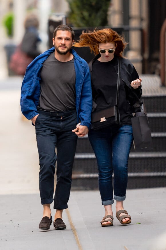 Kit Harington et sa femme Leslie Rose font du shopping à New York City, New York, Etats-Unis, le 30 avril 2021. 