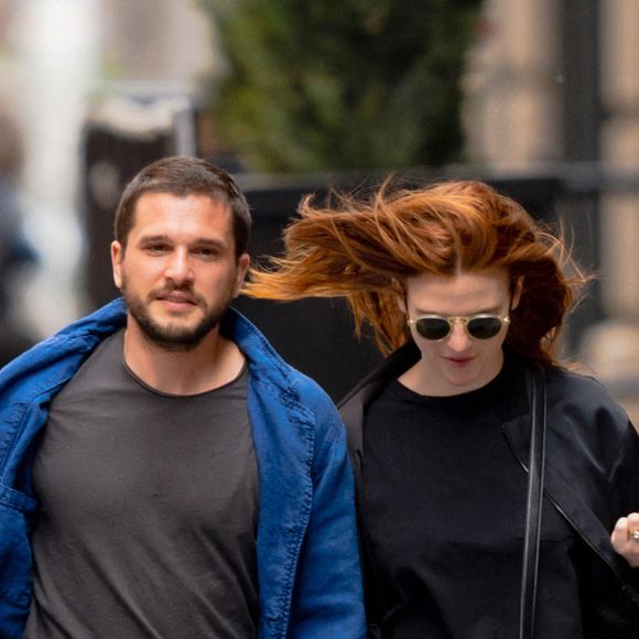 Kit Harington et sa femme Leslie Rose font du shopping à New York City, New York, Etats-Unis, le 30 avril 2021. 