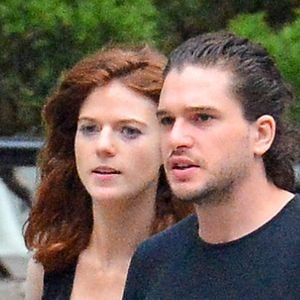 Kit Harington se promène avec sa compagne Rose Leslie à New York le 1er septembre 2016.