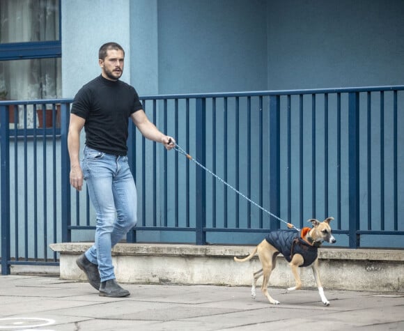 Kit Harrington arbore un nouveau look, loin de celui de "Game of Thrones", en promenant son chien à Londres. L'acteur de 33 ans a fait quelques courses chez l'épicier de son quartier. Le 10 juin 2020.
