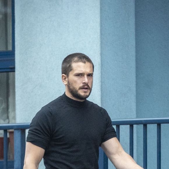 Kit Harrington arbore un nouveau look, loin de celui de "Game of Thrones", en promenant son chien à Londres. L'acteur de 33 ans a fait quelques courses chez l'épicier de son quartier. Le 10 juin 2020.