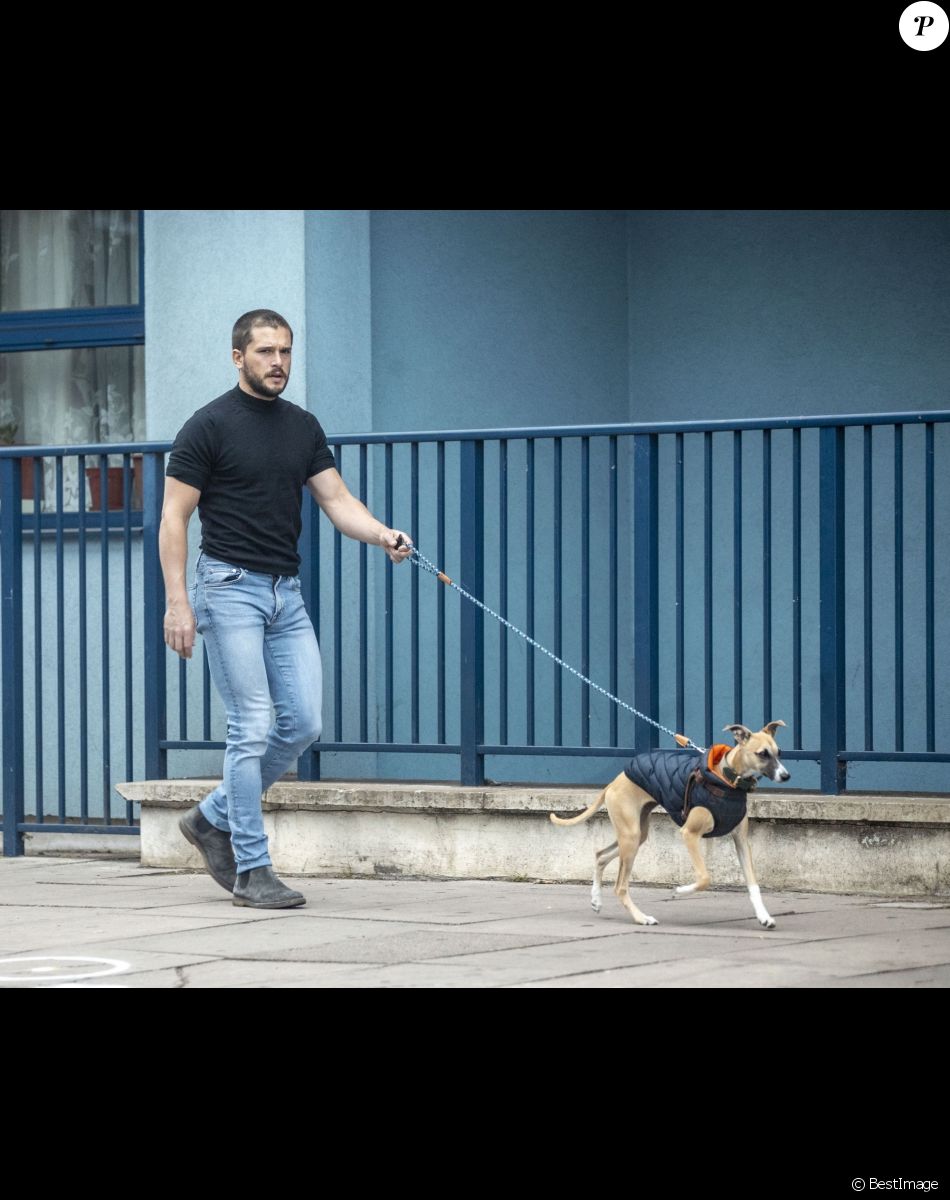 Kit Harrington arbore un nouveau look, loin de celui de "Game of Thrones", en promenant son chien à Londres. L'acteur de 33 ans a fait quelques courses chez l'épicier de son quartier. Le 10 juin 2020.