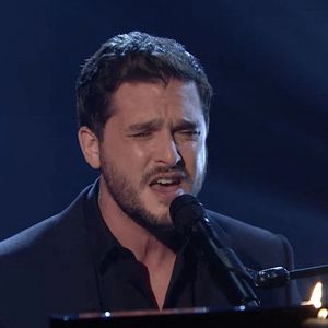 Kit Harington (Game of Thrones) sur le plateau de l'émission "Tonight Show". Le 13 août 2021.