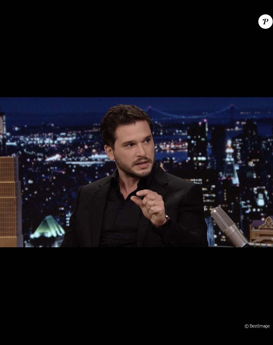 Kit Harington (Game of Thrones) sur le plateau de l'émission "Tonight Show". Le 13 août 2021.