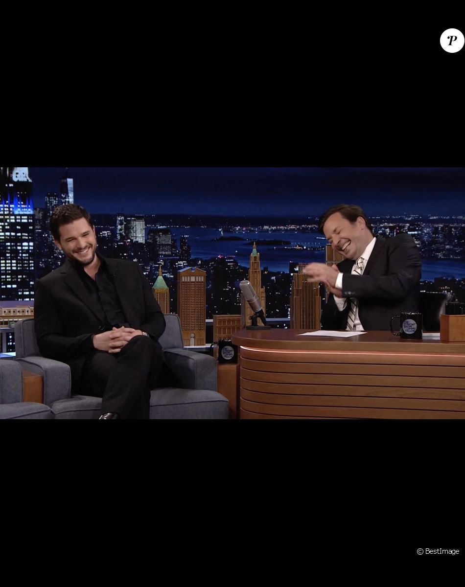 Kit Harington (Game of Thrones) sur le plateau de l'émission "Tonight Show". Le 13 août 2021.
