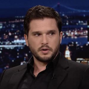 Kit Harington (Game of Thrones) sur le plateau de l'émission "Tonight Show". Le 13 août 2021.