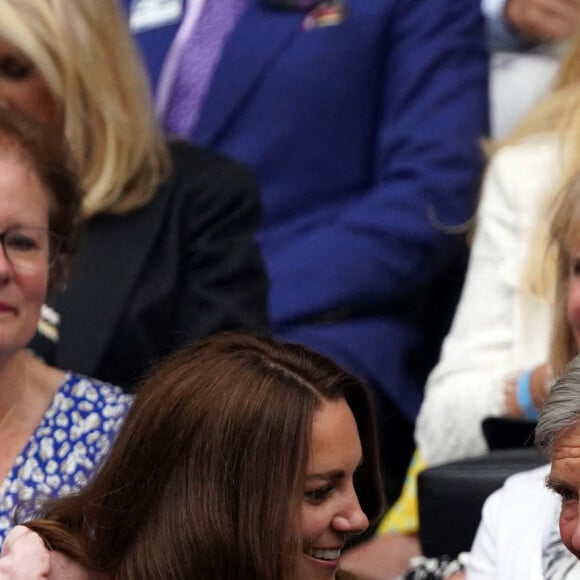 Catherine (Kate) Middleton, duchesse de Cambridge assiste, au côté de son père Michael, à la finale du tournoi de Wimbledon (Djokovic - Berrettini) au All England Lawn Tennis and Croquet Club à Londres, le 11 juillet 2021.