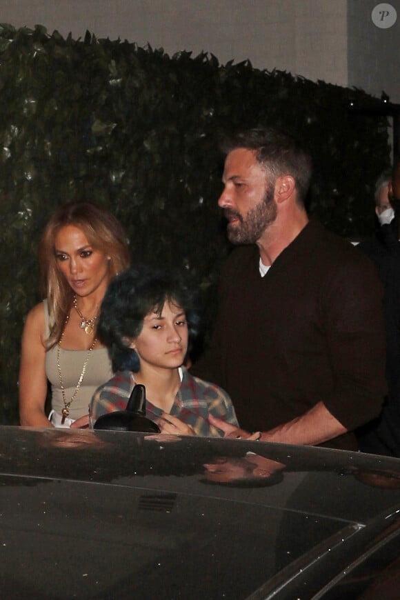 Jennifer Lopez est allée diner avec sa fille Emme et son compagnon Ben Affleck au restaurant Craig à Los Angeles, le 11 août 2021.