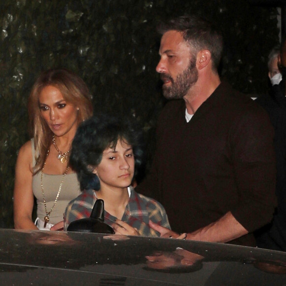 Jennifer Lopez est allée diner avec sa fille Emme et son compagnon Ben Affleck au restaurant Craig à Los Angeles, le 11 août 2021.