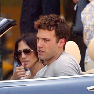 Ben Affleck et Jennifer Lopez se baladent en Bentley à Los Angeles.