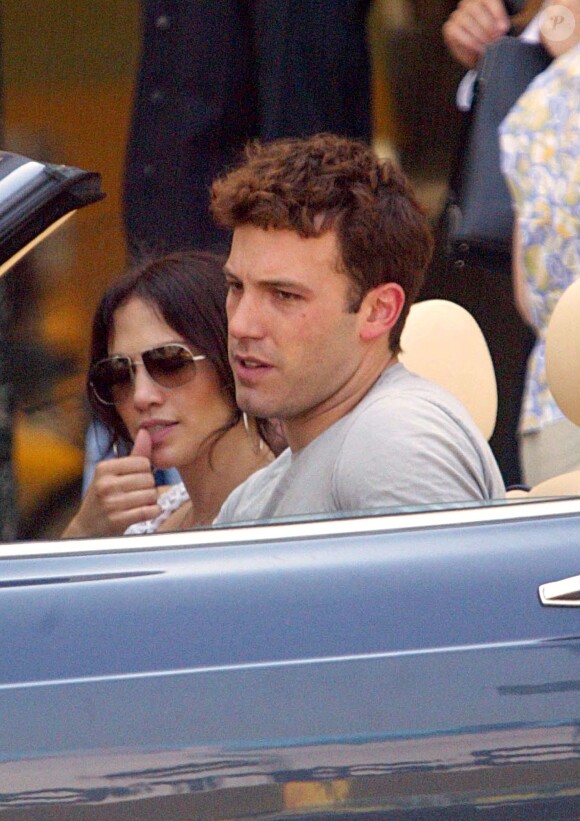 Ben Affleck et Jennifer Lopez se baladent en Bentley à Los Angeles.