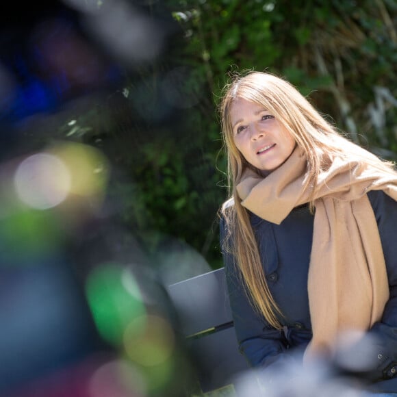 Exclusif - Hélène Rolles - Reprise du tournage de la série "Les Mystères de l'amour" à Cergy-Pontoise (Val d'Oise) après 2 mois d'arrêt dû au confinement en pleine épidémie de Coronavirus Covid-19 le 14 mai 2020.