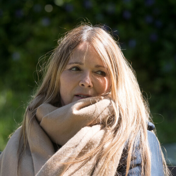 Exclusif - Hélène Rolles - Reprise du tournage de la série "Les Mystères de l'amour" à Cergy-Pontoise (Val d'Oise) après 2 mois d'arrêt dû au confinement en pleine épidémie de Coronavirus Covid-19 le 14 mai 2020.