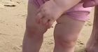 Lorie Pester partage une tendre vidéo de sa fille Nina à la plage, avec son papa.