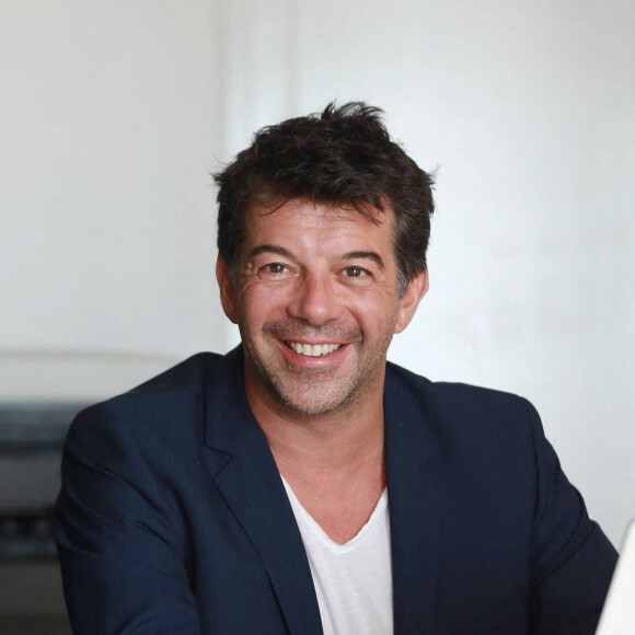 Exclusif - Stéphane Plaza pose dans sa nouvelle agence immobilière à Six Fours, le 1er août 2015. 