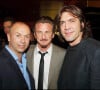Sean Penn, Thierry Klemeniuk et Javier Bardem en soirée à Paris en 2005.