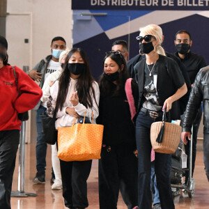 Exclusif - Laeticia Hallyday et ses filles Jade et Joy arrivent à l'aéroport de Roissy-Charles-de-Gaulle à Paris, le 27 juin 2021.