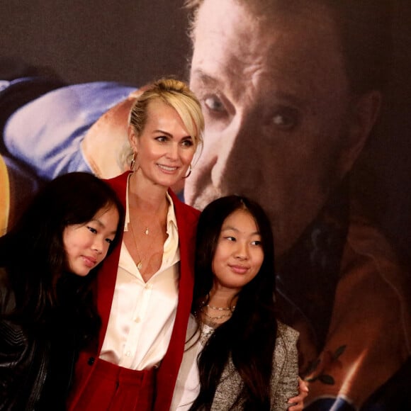 Laeticia Hallyday et ses filles Joy et Jade - Projection au Grand Rex à Paris des documentaires "Johnny USA" et "A nos promesses" à l'occasion de la Journée Spéciale Johnny, son rêve américain. Le 21 octobre 2020 © Jacovides-Moreau / Bestimage