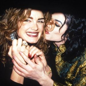 Michael Jackson (ici photographié avec Brooke Shields) est-il marié ? Une femme affirme qu'elle a épousé le fantôme du roi de la pop.